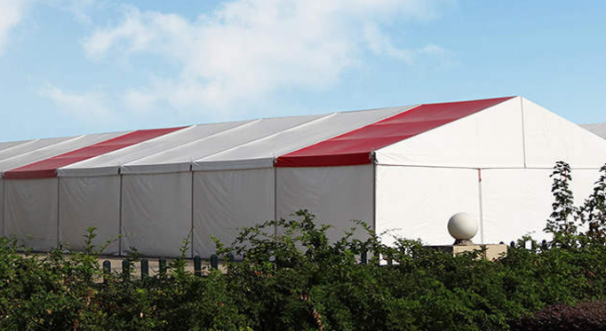 篷房在現代生活中各方面的運用越來與廣泛，不僅僅是企業在各大型戶外展會活動或宣傳活動中可用到，更多體育賽事篷房或個性篷房婚禮中，篷房都是隨處可見的身影。篷房究竟是以什么樣的優勢而被大家所追捧?